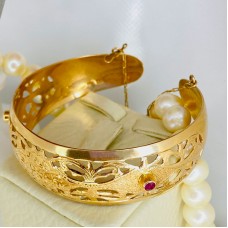 A gold bracelet, sample 583