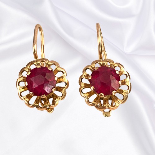 Gold earrings with corundum stones