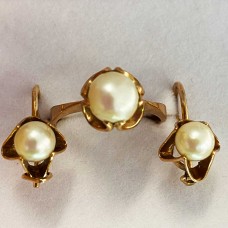 Set of earrings and ring in gold with pearls